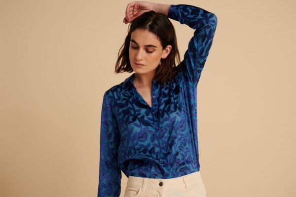 POM Amsterdam SP6676 Blouse - Mila Kisses Silhouette Blue - Image 4