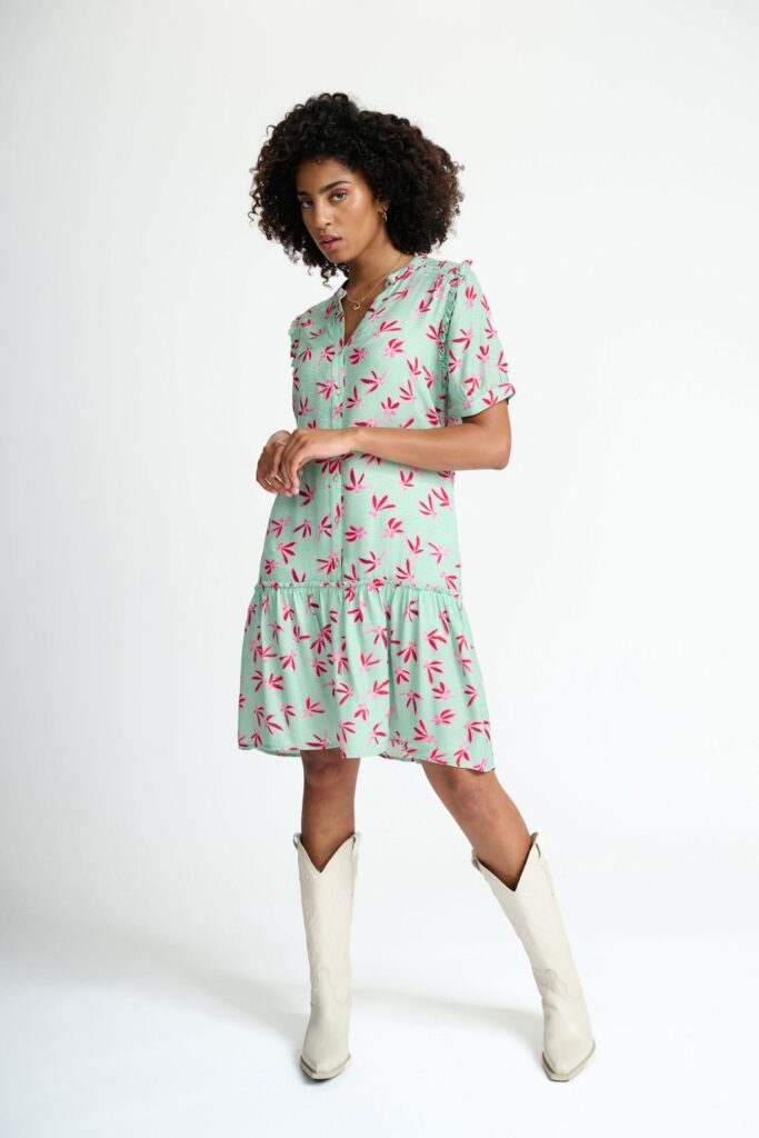 Thepom-amsterdam-sp7251-eve-fly-away-green-stick-and-ribbon-nottingham Eve Fly Away Green Dress is the perfect summer dress! The mint green A-line dress with pink fly-away print has a V-neck, a button row and is flounced at the bottom.