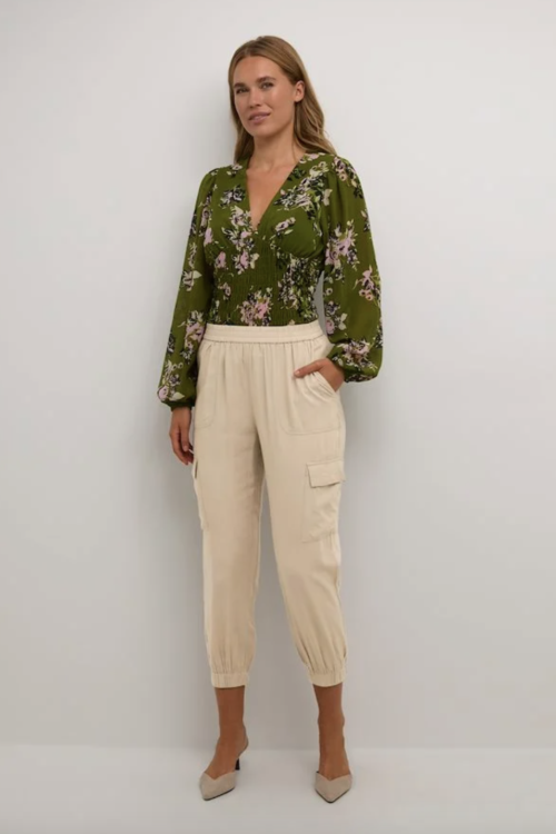 Kaffe KAmilla Cropped Cargos – Chinchilla